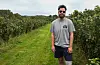 Midt i åkeren: Kristian Ness er barnebarnet til dem som eier eiendommen, og bidrar selv i driften av solbærprosjektet. Foto: Morten Vågset Møller