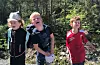 Adela Kathrin Velde (t.v.), Gabriel Gravelsæter Gravdal og Daniel Haugen Bua var nøgde då dei var komen ned att frå toppen av Siggjo.FOTO: PRIVAT
