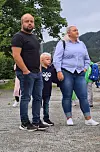 – Det blir kjekt med lekser, seier Sverre Enerstvedt (5). Her trygt mellom pappa Theodor og mamma Ranveig.