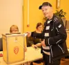 Magne Bergersen gjorde borgarplikta si i soknehuset, der Helga Reinertsen (t.v.) og Åshild Irene Lie sytte for at alt gjekk rett føre seg.