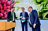 Leiar av Matsvinnutvalet, Petter Haas Brubakk, overrekkjer rapporten til klima- og miljøminister Andreas Bjelland Eriksen (Ap) og landbruks- og matminister Geir Pollestad (Sp). Det meste av reduksjonen i matsvinn er venta å skje heime hjå deg og meg – medan daglegvarehandelen og matindustrien skal bidra med ein femdel kvar.