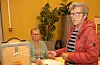 Rakel Øyerhamn (t.h.) fekk stemmesetlane sine stempla av Astrid Hovda.