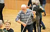 Når det er ein mann for mykje på dansegolvet, må den heldige dansa med ei krykkje til erstatning.FOTO: THOMAS VALLESTAD DRAGESET