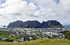 Den litle øygruppa Vestmannaeyjar utanfor sørkysten av Island. Elevane på skulen i bygda tok del i eit forskingsprosjekt der dei fekk lov til å bevega seg meir i skuletida mellom anna. Skilnadene mellom gutane og jentene sine leseferdigheiter var jamna ut ved slutten av prosjektet.