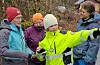 Anne Grutle (t.v.) arbeida som frivillig og hjelpte mellom anna til med kartlesing. Hugo Rossehaug peikar mot neste post. Anne Grethe og Sigurd Rossehaug er med på turen.