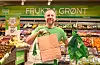 Butikksjef Stig Runar Tveit viser frem de forskjellige alternativene butikken kan tilby kundene. Foto: Morten Vågset Møller