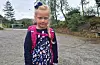 Julie Grinde (6) har sløyfe i håret, klokke på armen og sommarfuglar på kjolen – dei er litt inni magen også, nikkar ho då me spør.