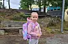 Denne jenta småsprang opp bakken til skulen. Rakel Victoria Vaka Bjordal er snart 6 år, og har ny sekk på ryggen. Like etter at bildet blei tatt, fekk ho ein god klem av søskenbarnet sitt, som også går på Førde skule.