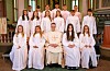 Konfirmantar Sveio kyrkje 23.08.2025 kl. 11.00. Første rad frå venstre: Victoria Lier Treider, Sophia Nygård, sokneprest Eirik Aadland Tappel, Vilde Lønning og Agathe Ness Emberland. Andre rad frå venstre: Emma Halleraker Vikse, Sunniva Hjelmeseter, Jenny Haldin, Oda Luggenes By, Eskil Svendsbø Hansen og Benjamin Fludal. Tredje rad frå venstre: Alexander Reinfjord, Benjamin Fagerland, Thorbjørn Våga Rullestad, Birger André Lillås, Jonas Larsen Fornes og BrageKillingrød Selsås. Foto: Privat