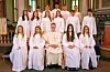 Konfirmantar Sveio kyrkje 23.08.2025 kl. 11.00. Første rad frå venstre: Victoria Lier Treider, Sophia Nygård, sokneprest Eirik Aadland Tappel, Vilde Lønning og Agathe Ness Emberland. Andre rad frå venstre: Emma Halleraker Vikse, Sunniva Hjelmeseter, Jenny Haldin, Oda Luggenes By, Eskil Svendsbø Hansen og Benjamin Fludal. Tredje rad frå venstre: Alexander Reinfjord, Benjamin Fagerland, Thorbjørn Våga Rullestad, Birger André Lillås, Jonas Larsen Fornes og BrageKillingrød Selsås. Foto: Privat
