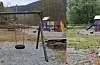 Her kan ein sjå leikeplassen med og utan føysa.
