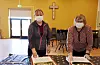 Hilde Ekornsæter og Haldis Rolfsnes Stueland klargjer plakatar til påskevandringa som skal vera utanfor kyrkjene.