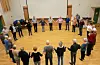 Før dansen byrjar samlast dei danseglade i ring.FOTO: THOMAS VALLESTAD DRAGESET