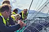 Torbjørn Røe Isaksen (t.h.) har stått på merdkanten av oppdrettsanlegg før, men ikkje frå båt. Laksen, som har stått her i fjorden sidan mai, vaka ivrig i sommarsola då dei blei lokka med fôr. I midten av januar 2022 er dei slakteklare.
