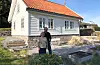 Stolte huseigarar, Tove Austreim Jacobsen og Bernt Hilmar Jacobsen, framfor«Gamlahuset» sitt i Sveio sentrum. Huset stod til nedfall, men framstår nå flottare enn nokon gong.