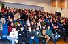 Ekstrastolar blei tatt i bruk, men likevel måtte mange sitja i trappegangane. Auditoriet i Vigdartun var overfylt under informasjonsmøtet om motorsportsanlegg ved Paddevegen måndag.