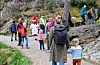 Folk strøymer til Rex Garden for å leita etter egg. I svingen står påskekyllingen og ynskjer velkomen. Foto: Gunnhild Lønning