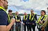 Heilt i ytterkant t.v. skimtast adm. dir. i Bremnes Seashore Einar Eide og driftsleiar Frode Kvarven. Vidare ser me lærlingane Hans Hallaråker og Noah Berge, Thomas Såheim (frå arbeids- og sosialdepartementet), arbeids- og sosialminister Torbjørn Røe Isaksen og stortingsrepresentant Liv Kari Eskeland.