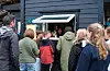 Dei besøkjande står i kø for å kjøpa vaflar og drikke. Foto: Gunnhild Lønning