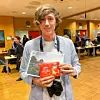 Ein av dei få gongane kamera vart snudd og journalisten sjølv vart avbilda i desember 2022. Premien i hendene skuldast grådig svolt, då journalisten tok ein porsjon graut og fekk mandelen under kommunestyremøtet før jul.