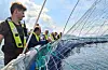 Bildet er frå eit blei livleg i merda då Hans Hallaråker (t.v.) serverte laksen fôr. Langs kanten f.v. står Thomas Såheim, Håvard Kleppa (skjult) og Embla Belsvik frå arbeids- og sosialdepartementet, Liv Kari Eskeland (H), Torbjørn Røe Isaksen og Einar Eide, adm. dir. i Bremnes Seashore.