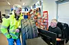 Telefonen ringer ofte, og det er stadig kundar innom. Som Per A. Enge som for hjelp til fleire ting av Thor Kinn. FOTO: ELLEN MARIE HAGEVIK