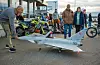Jone Birkelid gler seg til å operera modellfly frå ein ny bane ved Paddevegen. Måndag måtte han nøya seg med å taksa rundt på plassen utanfor Vigdartun med eurofighteren sin.