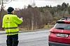 Kontrolleiar Sigbjørn Eltervåg sjekkar at alle lysa er i orden.