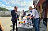 Arbeids- og sosialminister Torbjørn Røe Isaksen (t.v.) er ikkje ukjend med SALMA-burger, og gleda seg over idéen med å steika den på grill i staden for på steikepanne. I bakgrunnen står stortingsrepresentant frå Stord, Liv Kari Eskeland (H). Ho er på val i år også. Sindre Vikanes (t.h.) frå NAV region Sunnhordland havna tilfeldigvis i matlaginga.