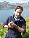 Nina Dehnhard er sjøfugl-forskar ved Norsk institutt for naturforsking. Her med ein havhestunge i hendene. Ho oppfordrar fiskarar til å sende inn havhestar dei får på kroken som bifangst. FOTO: PRIVAT