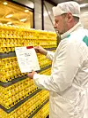 Frå bøndene blir egga levert i gule rammer på pallar. Pallane er merka med ein logg som mellom anna syner antal egg, produksjonsdatoen og kva for snittvekt førre leveranse hadde. Så snart egga er registrert i Rakkestad, blir dei tildelt eit nummer som følgjer dei gjennom alle prosessane på fabrikken.