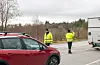 Kontrolleiar Sigbjørn Eltervåg (t.v.) og inspektør Daniel Frøyland i arbeid. Varebilen fekk også sjekka lasterommet.