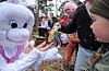 Snart er 300 egg funne, og påskeharane er nesten tomme for godteposar. Foto: Gunnhild Lønning