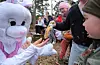 Snart er 300 egg funne, og påskeharane er nesten tomme for godteposar. Foto: Gunnhild Lønning