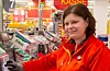 Nye, strenge rutinar medfører at butikkpersonalet må reingjera berøringsflater minst ein gong i timen. Her er Anne Lovise Storstein i kassen på Coop Extra i ferd med å desinfisera skjerm og betalingsterminal.