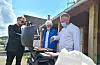 Medan følgjet kikka på det heilelektriske oppdrettsanlegget, sørgja Lars Einar Hollund frå Sveio Høgre (i midten) og Simon Nesse Økland (t.h.) frå Bremnes Seashore for grilling av SALMA-burger, noko Torbjørn Røe Isaksen (t.v.) og andre i følgjet sette pris på.