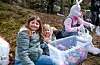 Sina (10) og Leah (4) Nerland hjelper påskeharane. Foto: Gunnhild Lønning