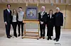 Presentasjon av portrettet. F.v. kunstnaren Ross Kolby, Benedicte Ø. Amundsen og Andreas Ø. Amundsen, begge barnebarn av Nils Severin Økland, fylkesordførar Jon Askeland og Nils Severin sine to barn Bjørg Elin Økland og Magne Økland.