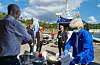 Sindre Vikanes frå NAV region Sunnhordland (t.v.) og Lars Einar Hollund frå Sveio Høgre er i sving med matserveringa. I bakgrunnen ser me Einar Eide og Karina Børnes frå Bremnes Seashore, og hovudpersonen sjølv, Torbjørn Røe Isaksen.