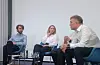 Martin Søyland (t.v.), førsteamanuensis ved Universitetet i Stavanger, professor Sirianne Dahlum (i midten) og professor Bjørn Høyland (t.h.) deltok i ein samtale om kunstig intelligens og val dagen etter stortingsvalet. Foto: Kjell Åsmund Sunde/ NPK
