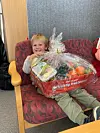 Terje Coomans Tørresdal (snart 4 år) vann ein stor fruktkorg.FOTO: THOMAS VALLESTAD DRAGESET
