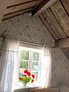 Veggane i loftsrommet er kledd med nostalgisk tapet med fuglemotiv.