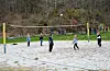 Born spelar volleyball etter påskeeggjakta. Foto: Gunnhild Lønning