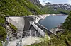 INNANRIKS 10AUG2022ON17:04 Regjeringa: Historisk låg straumproduksjon i sør – viser at tiltaka verkarID: 17973132Legg til punkt om energisparing og nytt sitat frå Aasland. Teksten er noko omarbeidd.NPK-NTB-Bibiana Piene og Steinar SchjetneKraftprodusentane har teke signala og spart på vatnet. No må folk byrje å spare på straumen, seier olje- og energiminister Terje Aasland (Ap).Nye tal frå Noregs vassdrags- og energidirektorat (NVE) viser at kraftsituasjonen i Noreg er i ferd med å friskne til. Fyllingsgrada i vassmagasina går opp, medan straumeksporten går ned.Aasland tek det til inntekt for at den utvitydige beskjeden frå regjeringa til kraftprodusentane om å spare på vatnet for å avhjelpe den dramatiske straumsituasjonen har verka.– Tiltaka har verka, slo Aasland fast på eit møte med pressa onsdag ettermiddag.Historisk lågtNVE-tala viser at i dei to hardast ramma regionane – Austlandet og Sørvest-Noreg – fall kraftproduksjonen til eit historisk lågt nivå den siste veka.Produksjonen har ikkje vore lågare dei siste sju åra, som er den perioden Aasland meiner er den einaste relevante å samanlikne med.Også straumeksporten fall, og for andre veke på rad har Austlandet og Sørvestlandet vore nettoimportør av kraft, viser dei siste NVE-rapportane.Samtidig har fyllingsgrada auka med 1,1 prosentpoeng i magasina i Søraust- og Sørvest-Noreg og 3 prosentpoeng i Vest-Noreg. Men framleis er nivåa blant dei lågaste som er målt dei siste 27-åra.– Situasjonen i dag er betre enn ved inngangen til sommaren, seier statsråden og viser til at ifølgje NVE er risikoen for rasjonering til våren lågare enn han var i mai.– Det er eit positivt utviklingstrekk som viser at kraftprodusentane held igjen på vatnet. Det viser at politikk, sjølv om ein berre kommuniserer han, verkar, seier Aasland.Tyske prisarSamtidig har straumprisen i sør lagt seg tett opp til tyske prisar, som er svært høge. Det kjem av gasskrisa som følgje av Russlands invasjon i Ukraina.Det er krevjande, medgir Aasland.Han ventar at lågare kraftproduksjon i sør vil føre til at straumprisane aukar endå meir i tida framover.– Prisbiletet heng igjen veldig saman med korleis gassprisane utviklar seg, seier Aasland.Torsdag blir det høgast straumprisar i Sørvest-Noreg med ein toppris på 4,096 kroner per kilowattime (kWh), ifølgje tal frå straumbørsen Nord Pool.I Søraust- og Vest-Noreg blir prisen 2,63 kroner per kWh på sitt høgaste, i Midt-Noreg blir prisen 0,022 kroner, og i Nord-Noreg er straumen nesten gratis med 0,0076 kroner per kWh.Varslar ny enøk-pakkeTrass dei høge prisane har straumforbruket halde fram med å auke, viser NVE-tala. Frå veke 30 til 31 auka forbruket med 3 prosent på landsbasis. Austlandet har den største auken med 8 prosent.Aasland varslar no at det vil komme ein ny enøk-pakke når statsbudsjettet blir lagt fram i oktober.– Eg håpar han skal få opp forståinga for moglegheitene til å gjere enøk-tiltak i hus og heim og i næringslivet. Det er viktig at vi bruker straumen mest mogleg effektivt, seier han til NTB.– Men det er mange som ikkje har kapasitet eller råd til å etterisolere, byte vindauge eller setje inn varmepumpe. Vi må også sjå på korleis vi kan hjelpe til i slike situasjonar, legg han til.Forventar høge prisarNVE håpar på mykje nedbør utover hausten.– Men vi kan også få mindre nedbør enn normalt, ein kald vinter og ein framleis uroleg situasjon i Europa. Dette gjer at situasjonen sør i Noreg framleis kan bli krevjande, skriv NVE i rapporten.– Så lenge prisane på gass og andre brensel held fram med å vere høge, kan vi forvente at dei norske straumprisane vil liggje på eit høgt nivå også framover i tid, heiter det.(©NPK)vaktsjef@ntb.noBilete: A-E7tTROCe4Olje- og energiminister Terje Aasland (Ap) har sendt ein utvitydig beskjed til kraftprodusentane om å spare på vatnet. Det har gitt effekt, seier han. Foto: Stian Lysberg Solum / NTB / NPKBilete: RbMWkE0eJNwKraftproduksjonen i Sørvest-Noreg var historisk låg i førre veke. Foto: Halvard Alvik / NTB / NPK