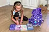Pernille Brynjelsen Stokke (6) likar å teikna og har fire penal I skulesekken. Og 100-vis av blyantar heime, fortel ho.