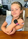 «Ringeklokka» er Pernille stolt av. Den kan ho ringa på, senda meldingar, sjå bilder, bruka som vekkerklokka og ein heil del anna.