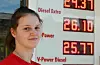 — Prisane steig 6 kroner berre i dag, fortel Emma Kinn ved Haukås Bensinstasjon.FOTO: TORSTEIN TYSVÆR NYMOEN
