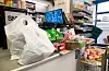 Frå 1. april aukar plastposekontingenten til Handelens miljøfond med 1 krone. Foto: Berit Roald / NTB / NPK