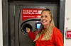 – Eg trur plasseringa av pantemaskina vår er det som har mest å seia for at me får inn mykje pant, seier butikksjef Rebekka Lye. FOTO: INFINITUM