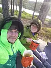 Eyvind Martinsen og June nyt eit måltid med Real turmat. Dei hadde også førehandspakka frukostrasjonar med havregryn, nøtter og rosiner. Foto: Eyvind Martinsen